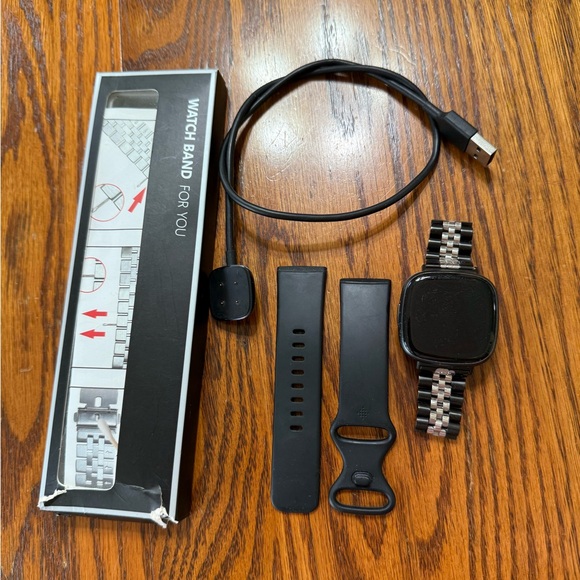 Fitbit Versa 4 With Watch Band And Charger - Picture 2 of 6